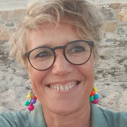 Karine Baridon, auteure du roman Le Hamac et les Colibris, sourit sur une plage